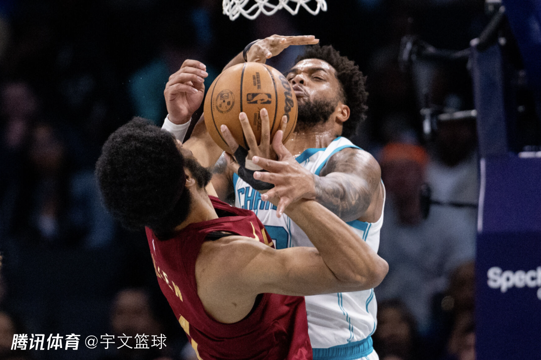 尼克斯队新援在首场比赛中发挥出色，获得认可的简单介绍