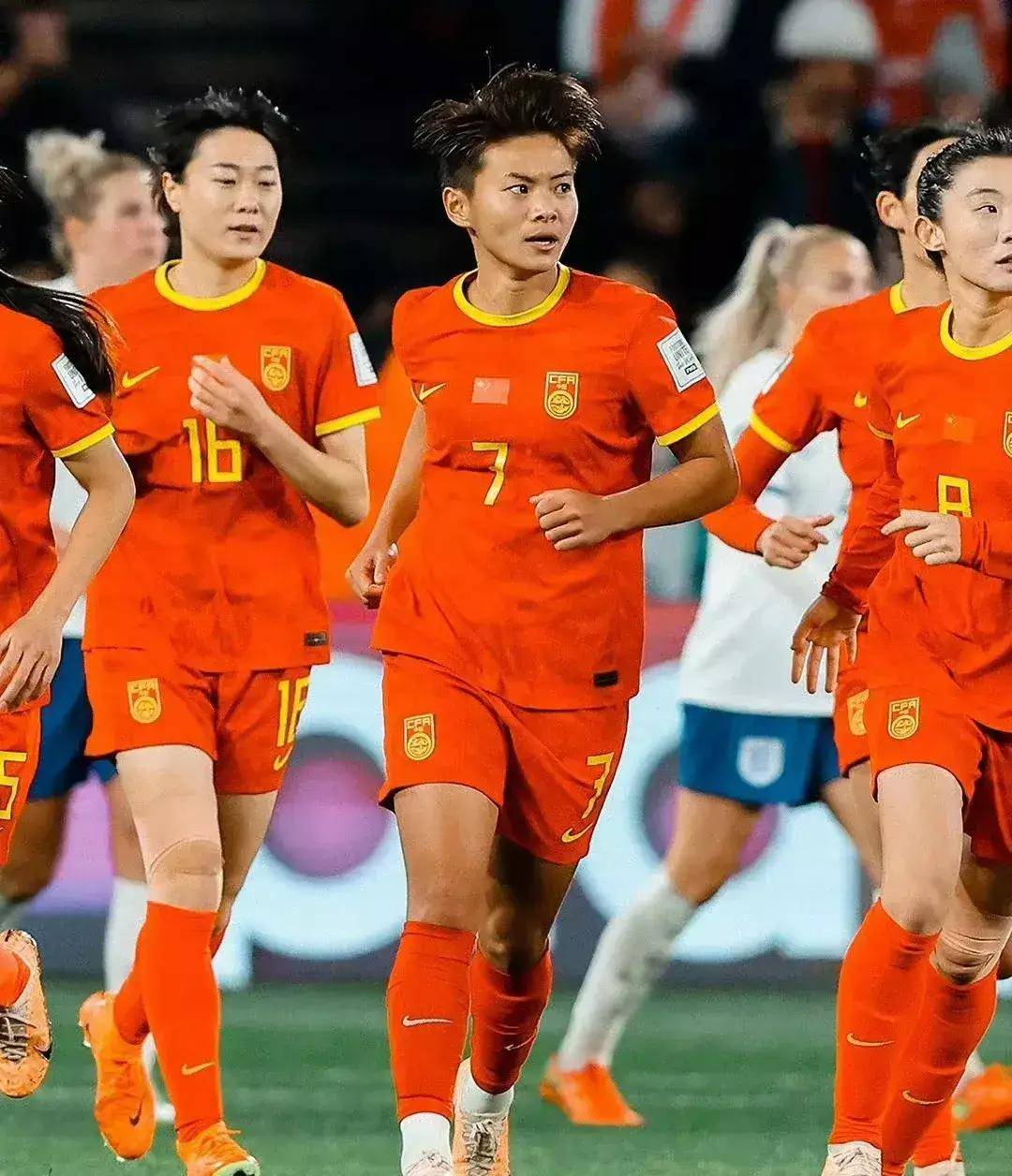 包含中国女足挺进半决赛，队员士气高涨，备战充足的词条