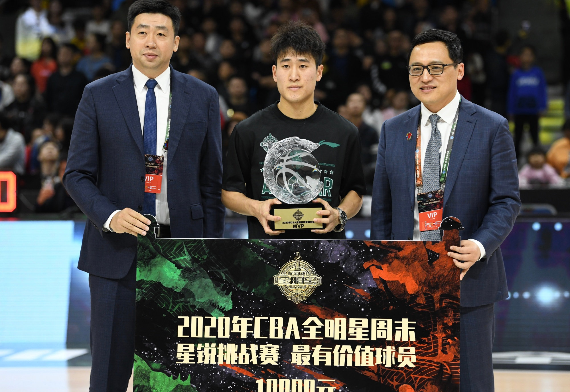 国内篮球联赛精彩纷呈，球员们全力以赴