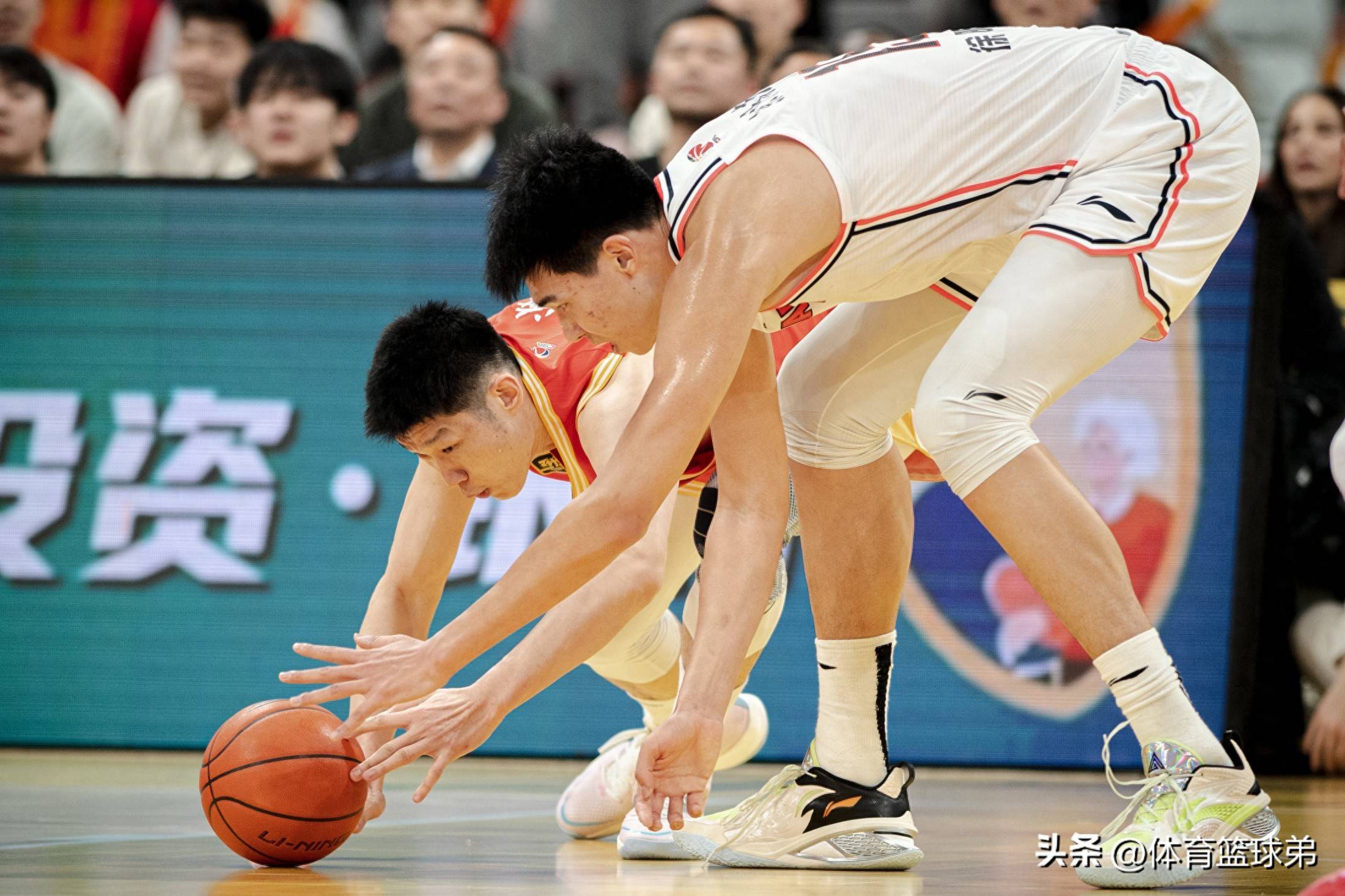国内篮球联赛精彩纷呈，球员们全力以赴
