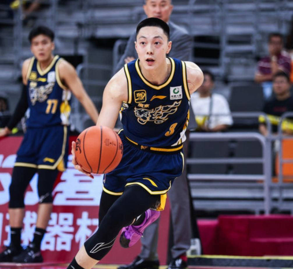 包含广东队男篮球员表现出色，争夺大胜的词条