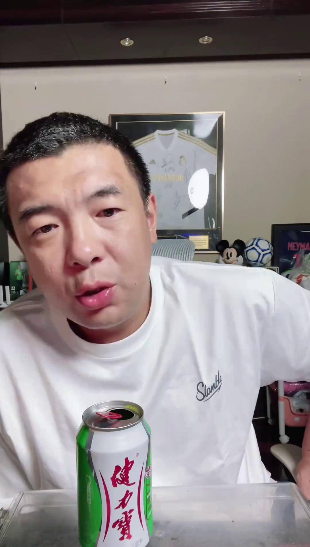 爱游戏-徐亮:中超薪水只剩日韩1/3再降没人踢了球迷一边倒(中超徐武)