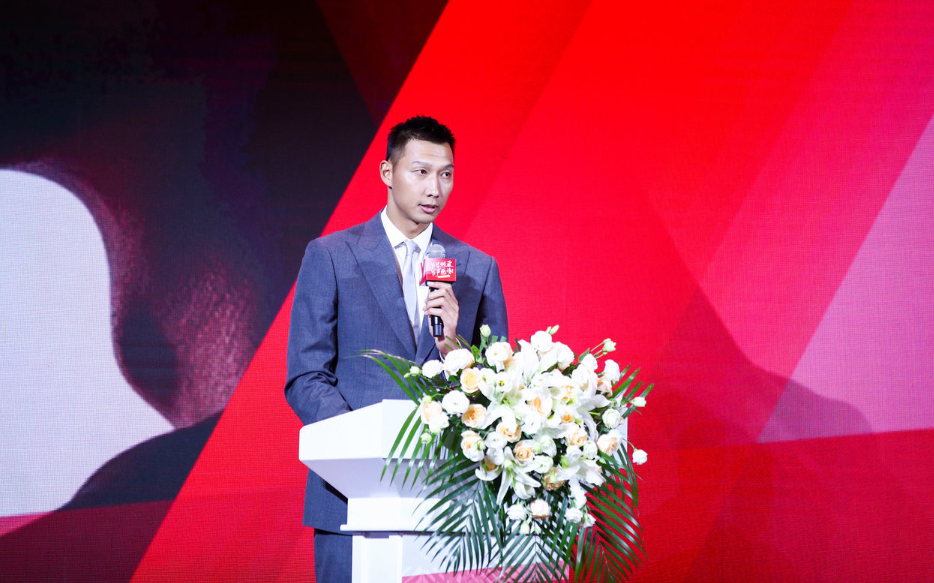 爱游戏-杨毅谈易建联专访节目:不要赋予太深意义网友审判什么？(易建联杨澜)